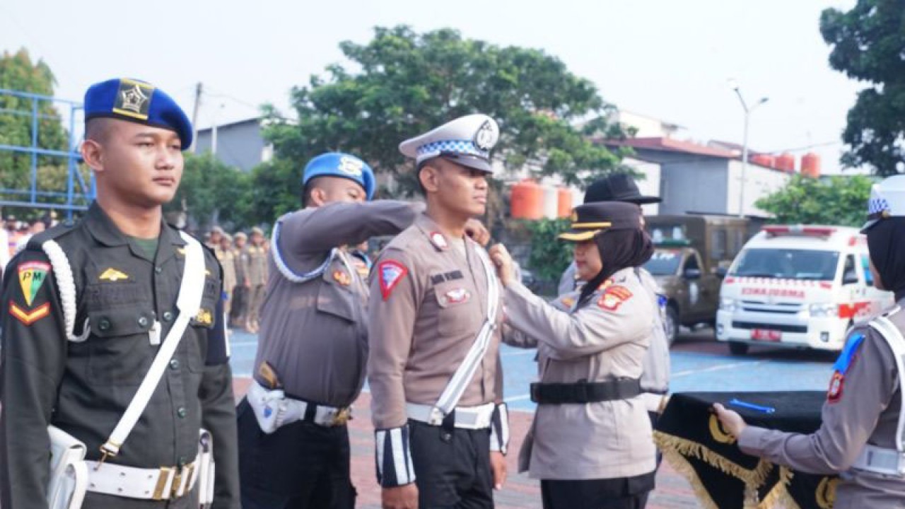 Wakapolres Metro Bekasi AKBP Sumarni memimpin Apel Gelar Pasukan dalam rangka Operasi Kepolisian Kewilayahan Zebra Jaya 2023 di Lapangan Promoter Polres Metro Bekasi, Senin. (ANTARA/Pradita Kurniawan Syah).