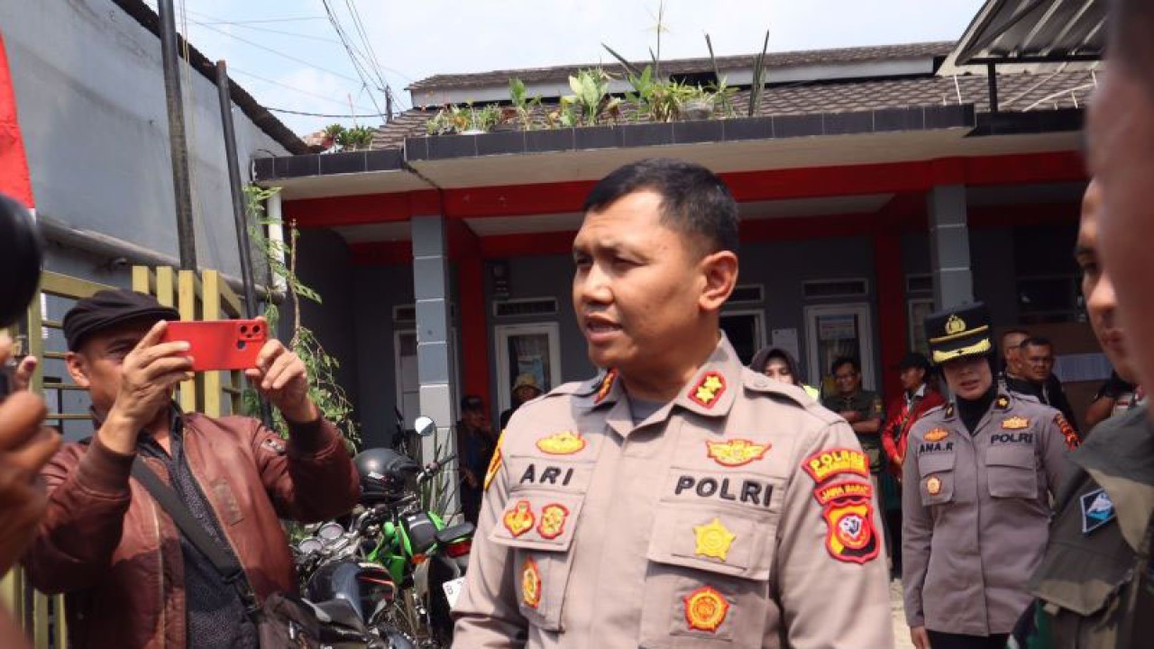 Kapolres Sukabumi Kota AKBP Ari Setyawan Wibowo saat dimintai keterangan terkait upaya pencegahan perundungan di kalangan pelajar. Antara/Aditya Rohman