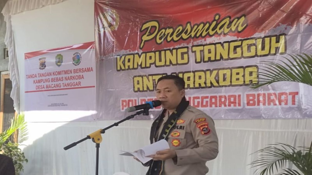 Kapolres Manggarai Barat AKBP Ari Satmoko memberikan sambutan dalam peresmian kampung tangguh bebas narkoba di Kampung Nanga Nae, Desa Macang Tanggar, Labuan Bajo, NTT, Senin (11/9/2023). (ANTARA/HO-Polres Manggarai Barat)