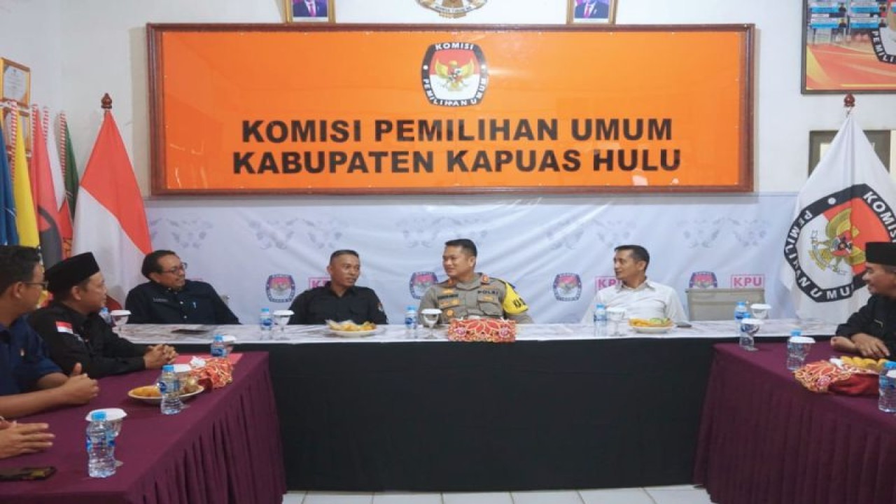 Kepala Polres Kapuas Hulu, AKBP Hendrawan, bersama jajaran melaksanakan koordinasi dengan KPUD Kapuas Hulu sebagai langkah persiapan pengamanan Pemilu Serentak 2024 di Kabupaten Kapuas Hulu, Kalimantan Barat. ANTARA/HO-Humas Polres Kapuas Hulu