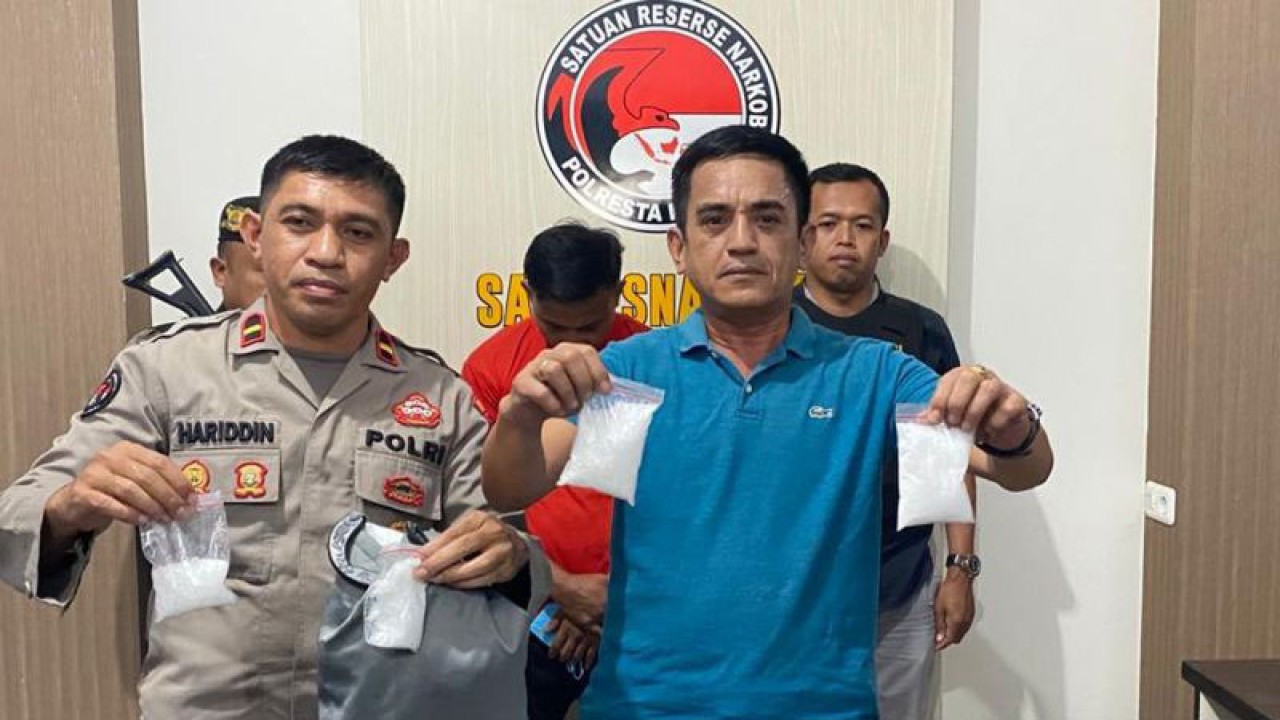 Kasat Resnarkoba Polresta Kendari AKP Bahri (kanan) saat melakukan konferensi pers di Polresta Kendari. (Antara/La Ode Muh Deden Saputra)