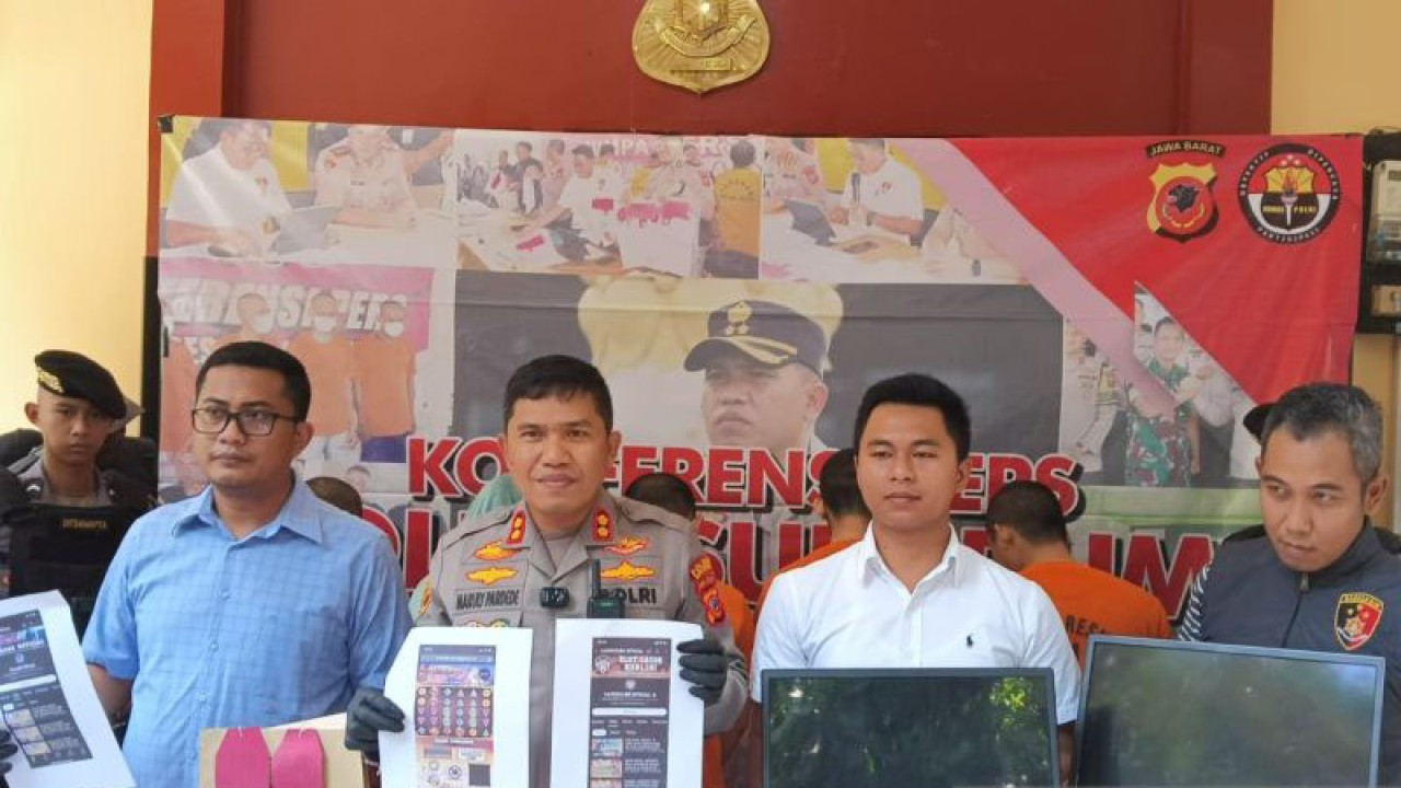 Kapolres Sukabumi AKBP Maruly Pardede bersama jajaran Satreskrim Polres Sukabumi menunjukkan barang bukti yang disita dari konten kreator judi online, di Sukabumi, Jabar, Sabtu (9/9/2023). ANTARA/Aditya Rohman.