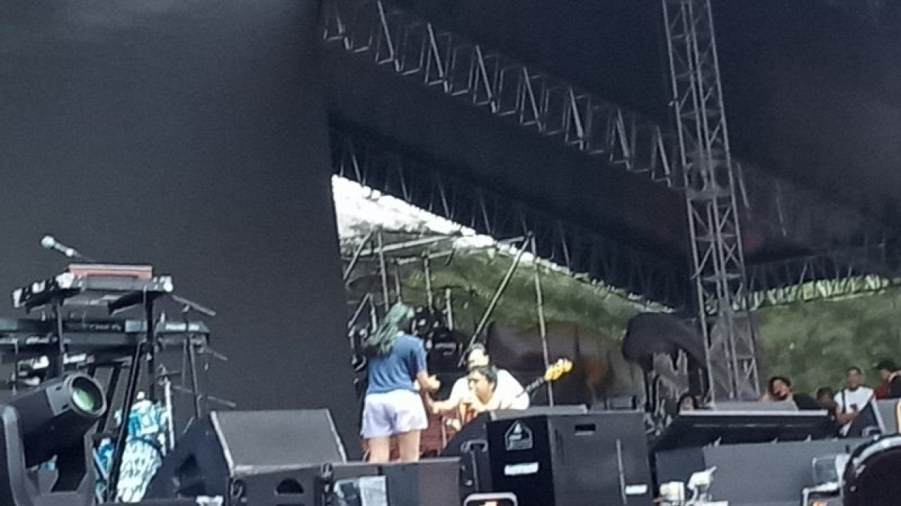 Aksi melamar di panggung hebohkan konser Hindia di Synchronize Fest
