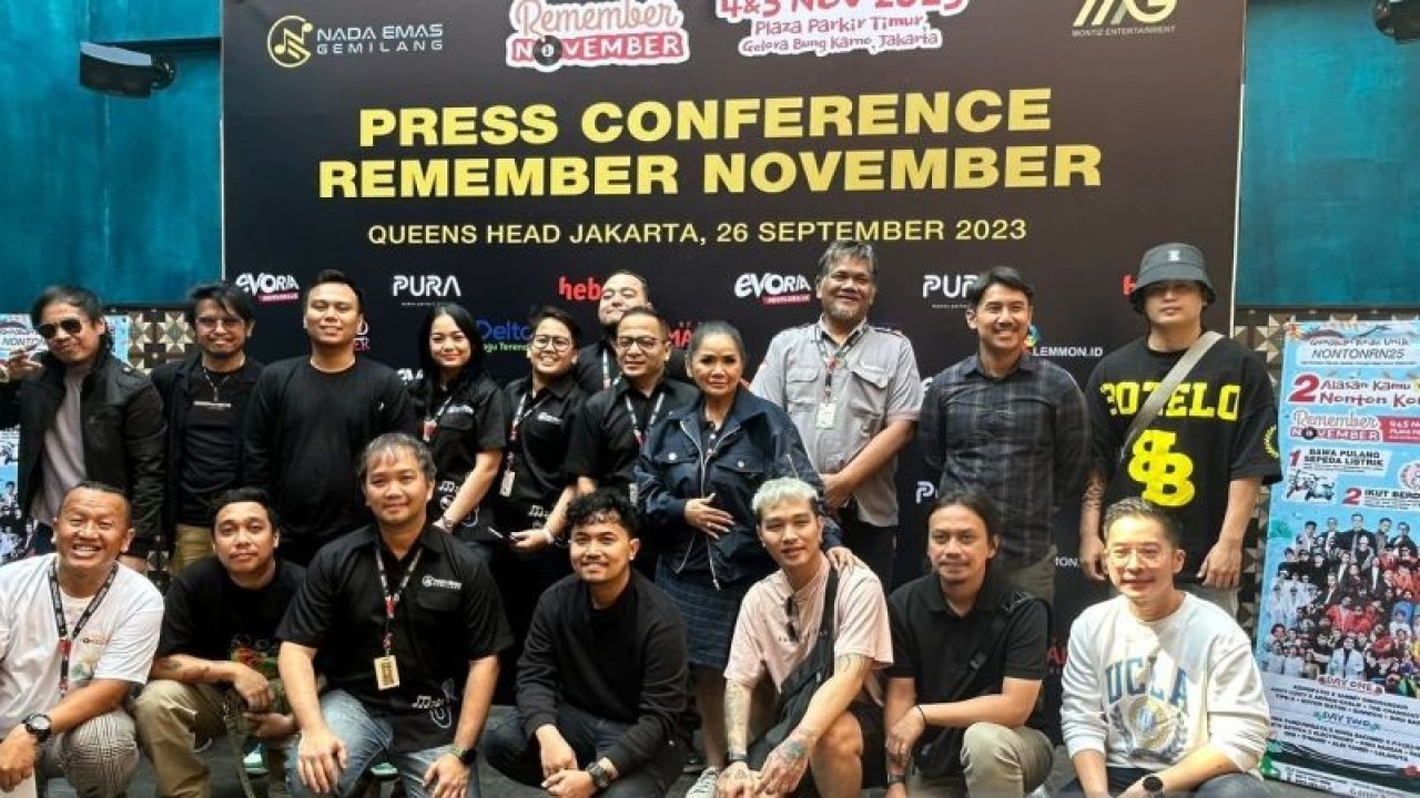 Jajaran panitia dan penampil untuk festival musik "Remember November" pada 4 dan 5 November 2023 saat ditemui dalam konferensi pers di kawasan Kemang, Jakarta Pusat, Selasa (26/9/2023). (ANTARA/Vinny Shoffa Salma)