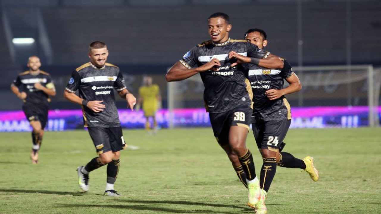 Pesepak bola Dewa United Alex Martins (tengah) melakukan selebrasi usai mencetak gol ke gawang Persik Kediri pada pertandingan BRI Liga 1 di Stadion Indomilk Arena, Kabupaten Tangerang, Banten, Jumat (21/7/2023). ANTARA FOTO/Muhammad Iqbal/nym.