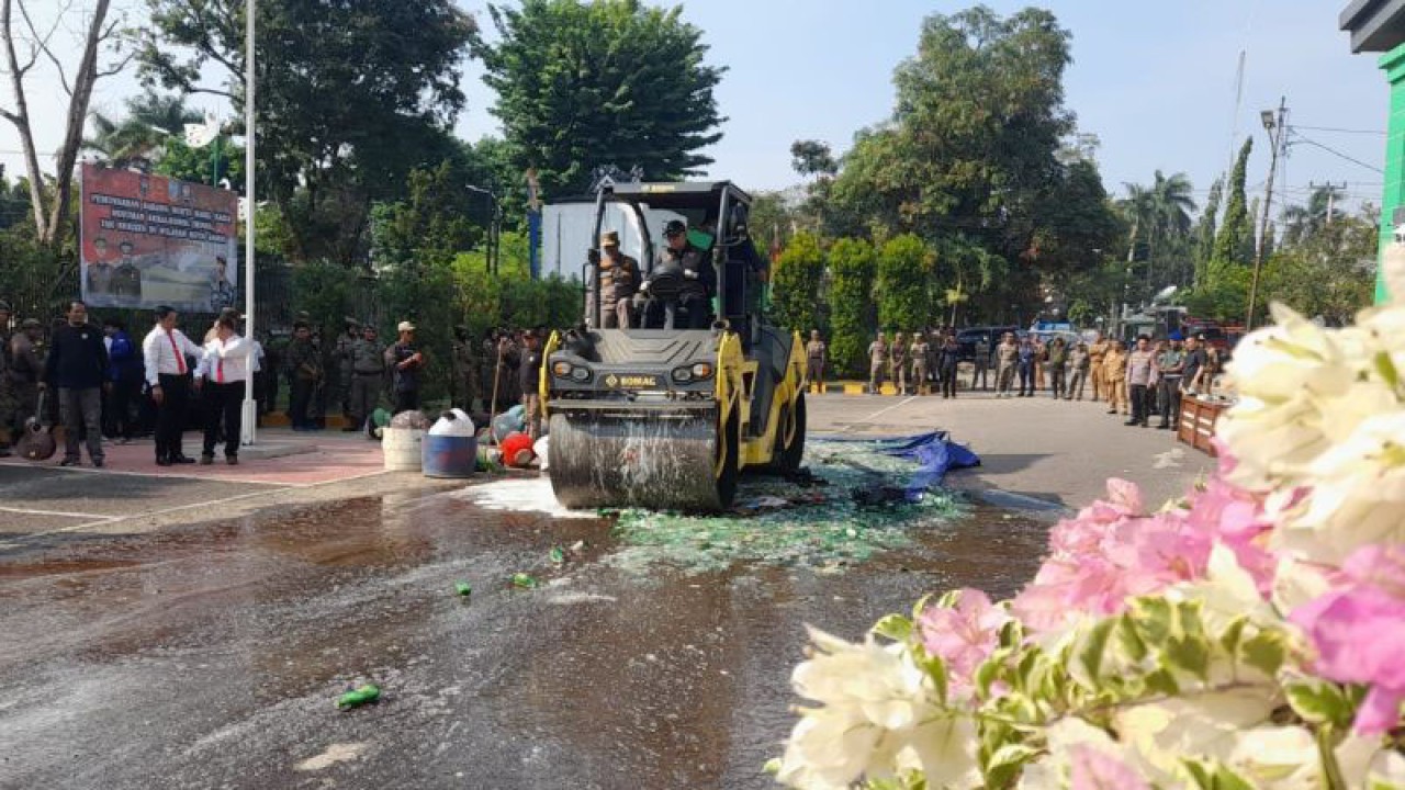 Pemusnahan ribuan minuman beralkohol oleh Satpol PP Kota Jambi, Selasa (12/9/2023) (ANTARA/Tuyani)