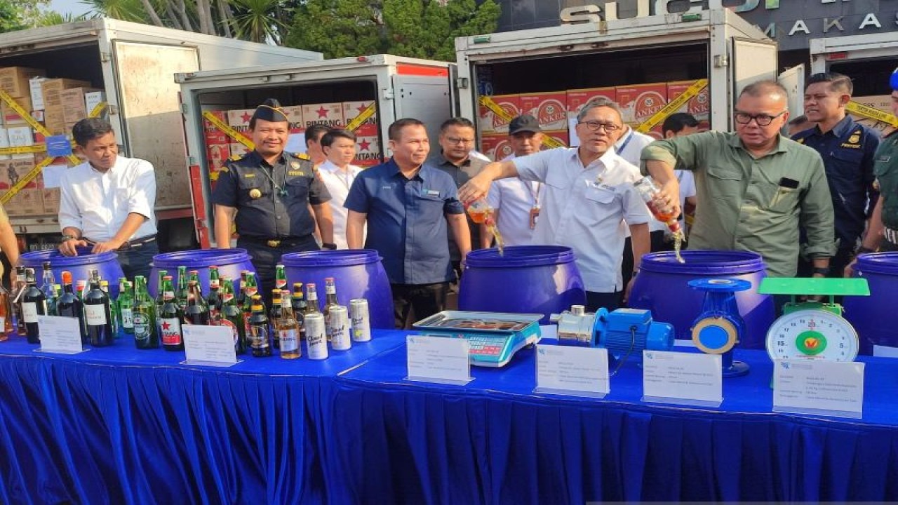 Menteri Perdagangan Zulkifli Hasan (dua kanan) bersama jajarannya memusnahkan ribuan minuman beralkohol impor tanpa izin serta sejumlah barang impor yang tidak membayar pajak  di depan halaman Kantor Balai Pengawasan Tertib Niaga (BPTN) Gedung Graha Sucofindo, Jalan Urip Sumoharjo Makassar, Sulawesi Selatan, Senin (18/9/2023). ANTARA/Darwin Fatir.