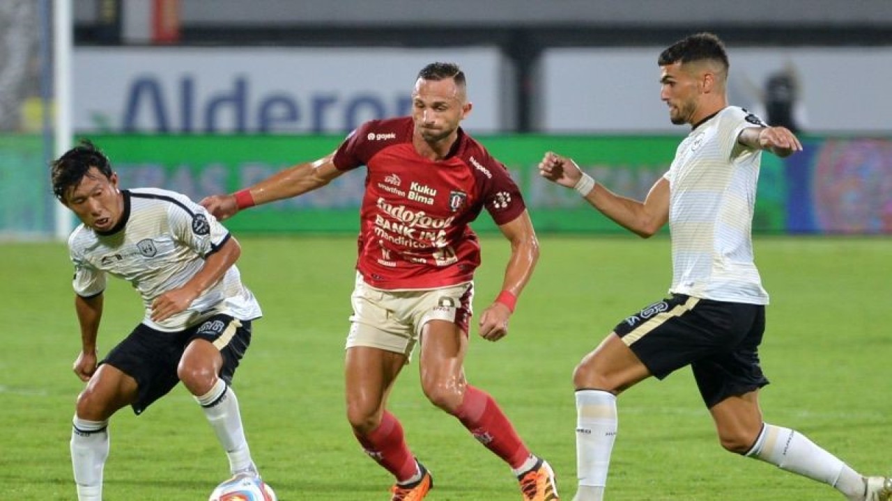 Pesepak bola RANS Nusantara Mitsuru Maruoka (kiri) dan Francisco Carneiro (kanan) berebut bola dengan pesepak bola Bali United Ilija Spasojevic (tengah) saat pertandingan Liga 1 2023/2024 di Stadion Kapten I Wayan Dipta, Gianyar, Bali, Jumat (15/9/2023). . ANTARA FOTO/Fikri Yusuf/Spt (ANTARA FOTO/FIKRI YUSUF)