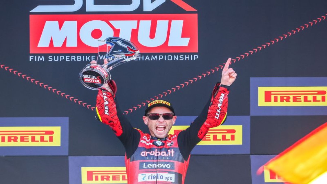 Alvaro Bautista (Aruba.It Ducati) merayakan kemenangannya di Race 2 World Superbike (WSBK) Prancis di Sirkuit Magny-Cours pada Minggu (10/9/2023). (ANTARA/HO/WSBK)