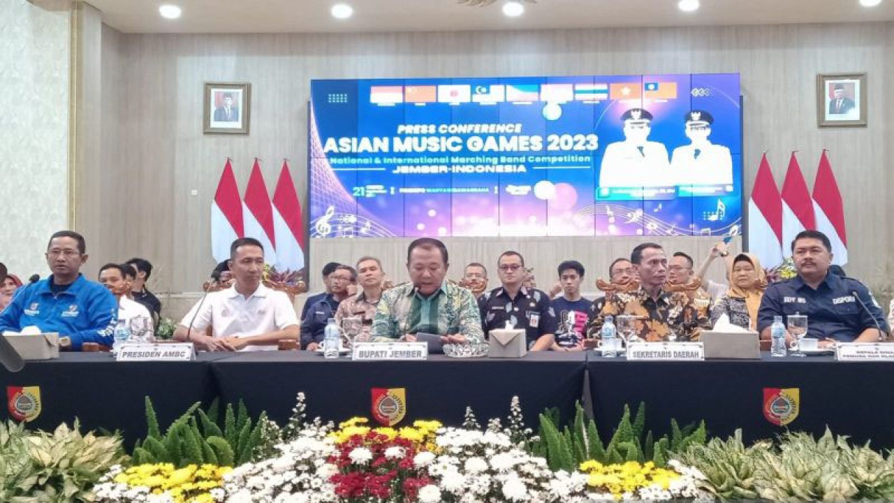 Bupati Jember Hendy Siswanto (tengah) bersama Presiden AMBC Sehat Kurniawan Saiman saat konferensi pers di Pendapa Wahyawibawagraha Jember, Kamis (21/9/2023). ANTARA/Zumrotun Solichah