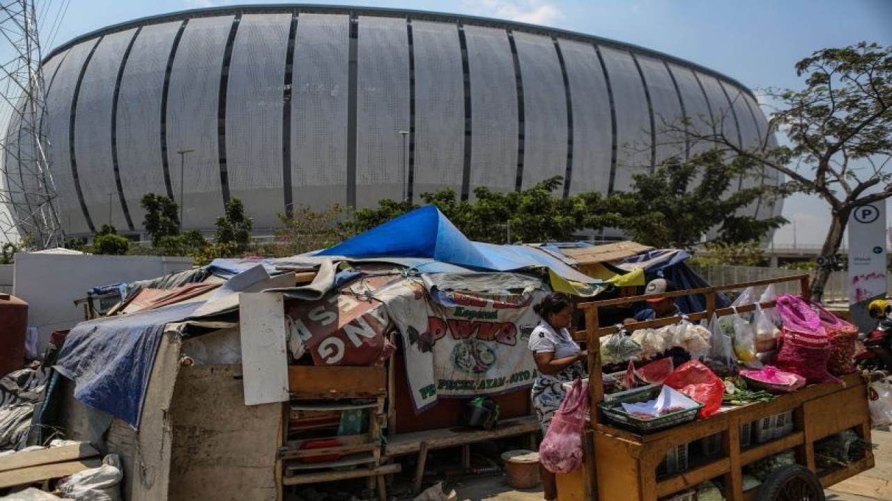 Anak warga eks Kampung Bayam yang sempat ikut menghuni tenda darurat di sekitar Jakarta International Stadium (JIS), Tanjung Priok, untuk sementara menikmati hidup baru di Rumah Susun Sederhana Sewa Nagrak di Cilincing, Jakarta Utara.