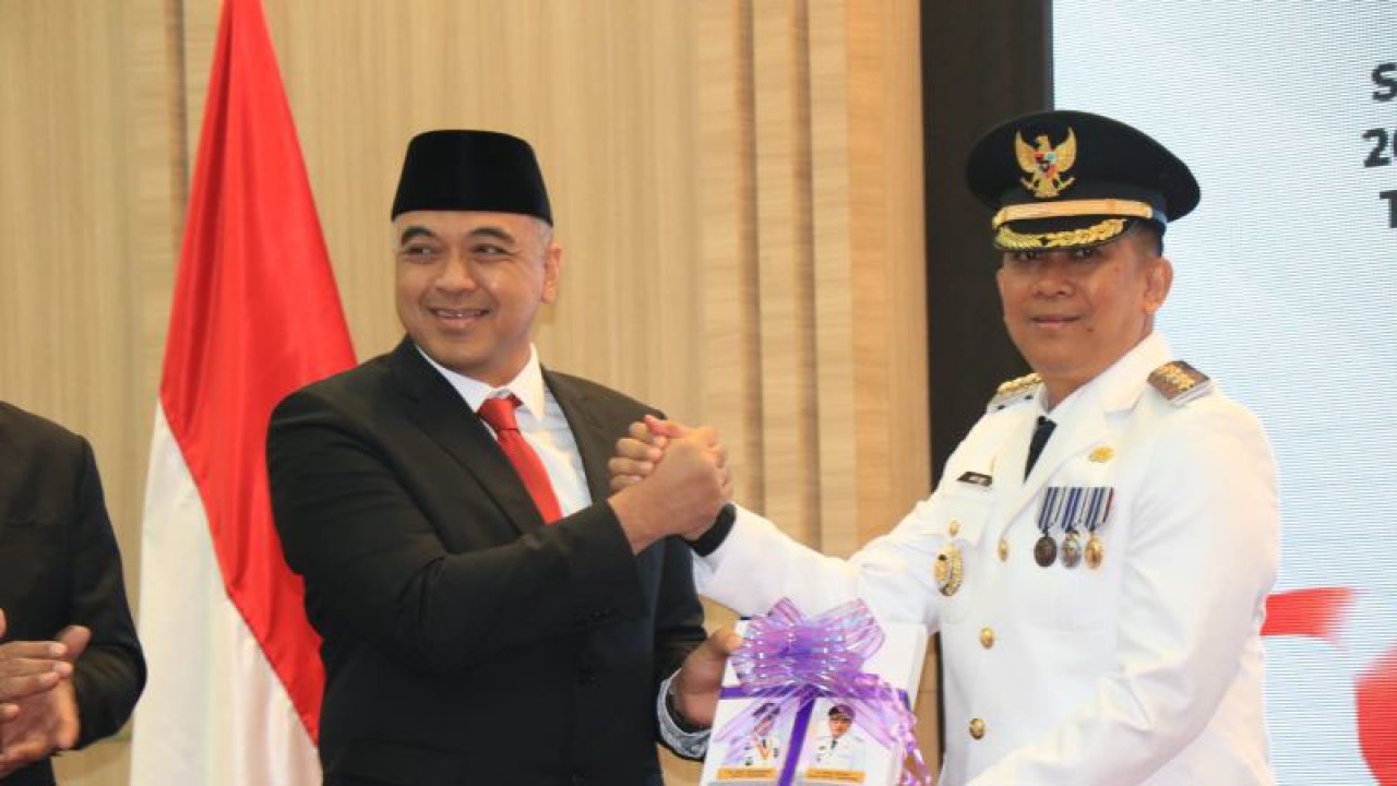 Pejabat (Pj) Bupati Tangerang, Banten Andi Ony Prihartono saat berjabat tangan bersama A Zaki Iskandar, Bupati Periode 2018-2023. (ANTARA/Azmi)