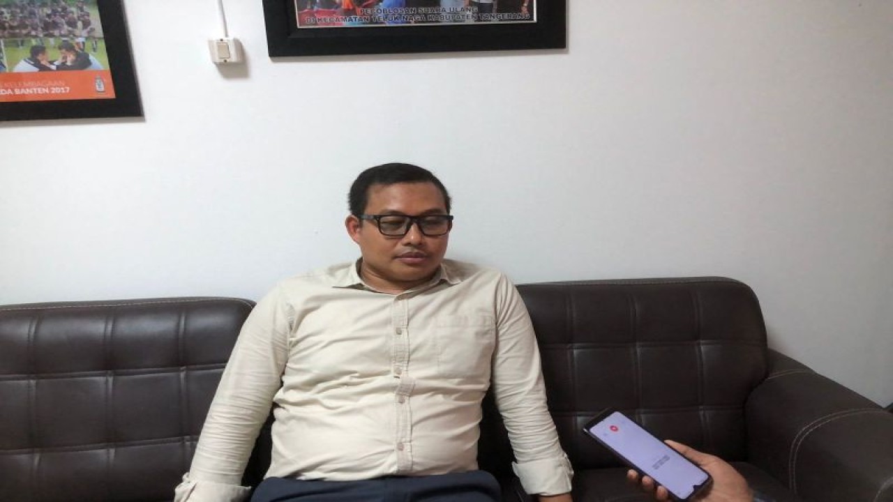 Anggota KPU Banten, Aas Satibi saat diwawancarai di kantor KPU Banten (ANTARA/Desi Purnama Sari)