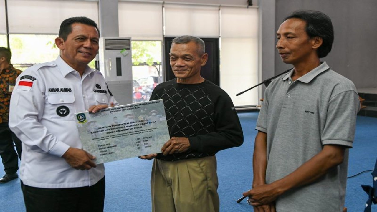 Gubernur Kepulauan Riau (Kepri), Ansar Ahmad, menyerahkan bantuan pertanian dan perikanan guna untuk warga di Kabupaten Bintan di Aula Kantor Bupati Bintan, Jumat (15/9/2023). (ANTARA/HO-Humas Pemprov Kepri)