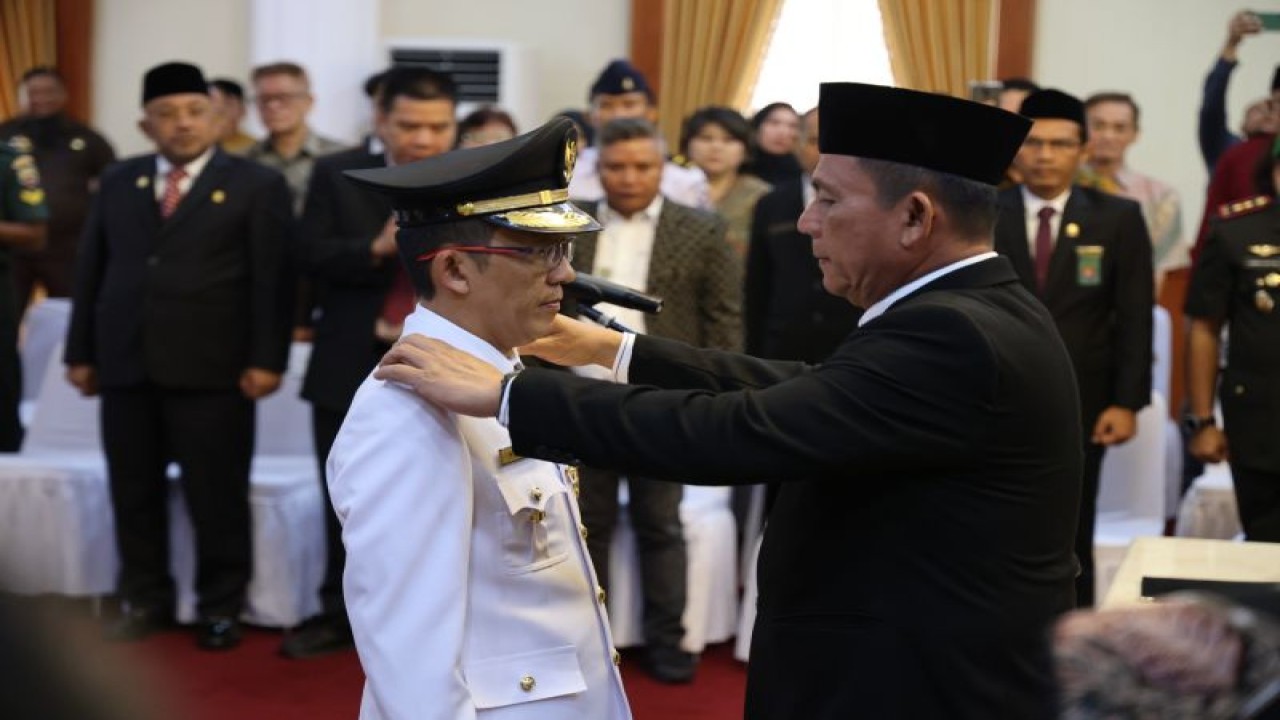 Gubernur Kepulauan Riau (Kepri), Ansar Ahmad resmi melantik Kepala Dinas Komunikasi dan Informatika (Kominfo) Kepri, Hasan, sebagai Penjabat (Pj) Wali Kota Tanjungpinang di gedung daerah setempat, Kamis (21/9/2023). (Ogen)