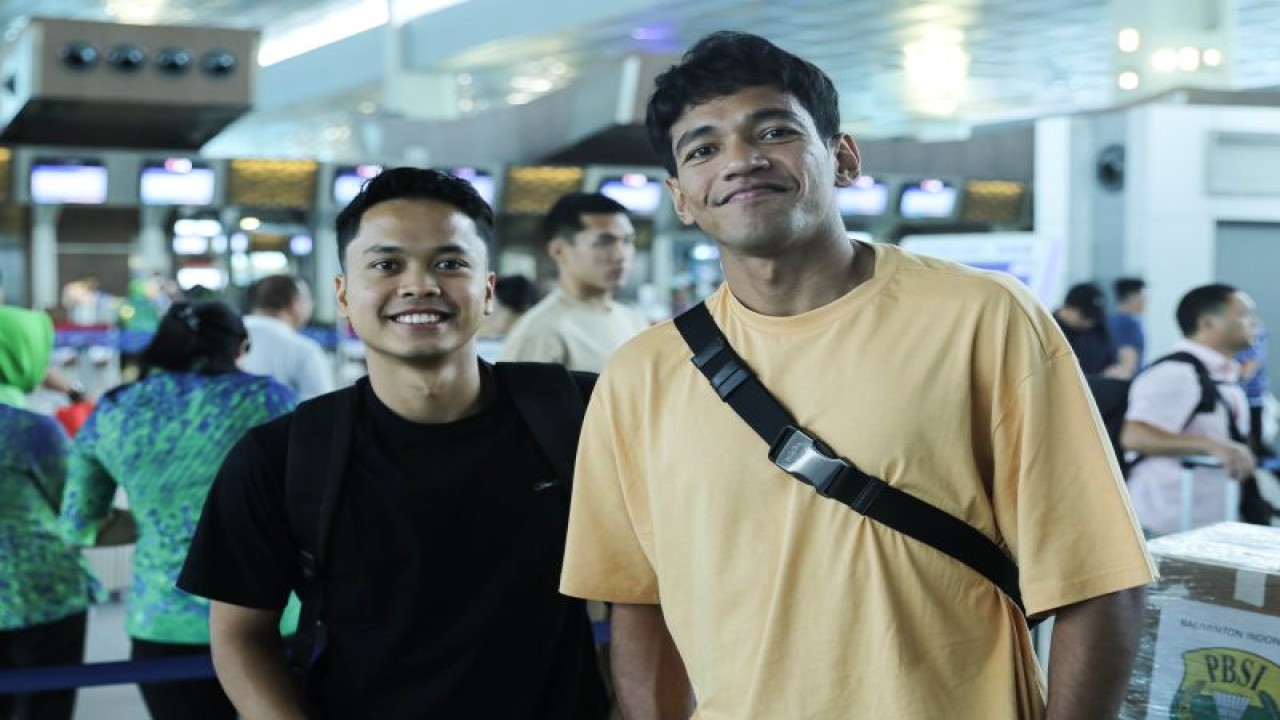 Pebulu tangkis tunggal putra Indonesia Anthony Sinisuka Ginting dan Chico Aura Dwi Wardoyo sebelum berangkat ke China, Sabtu (2/9/2023). (ANTARA/HO/PBSI)