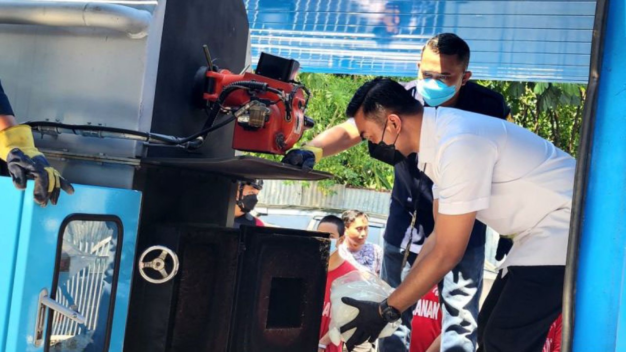 Direktur Reserse Narkoba Polda Jawa Tengah Kombes Pol. Muhammad Anwar Nasir memasukkan sabu-sabu ke mesin 'incinerator' dalam pemusnahan di Semarang, Kamis (21/9/2023). ANTARA/ I.C. Senjaya