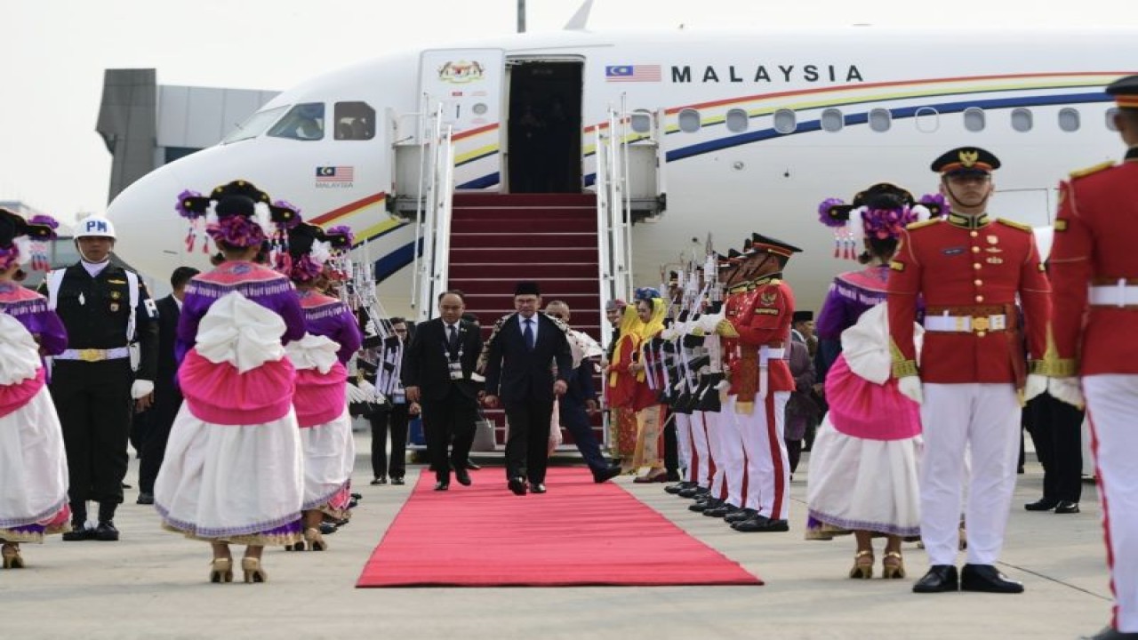 Perdana Menteri (PM) Malaysia Anwar Ibrahim beserta pendamping tiba di Bandara Internasional Soekarno Hatta, Tangerang, Banten, Senin (5/9/2023), sekitar pukul 15.20 WIB untuk menghadiri agenda KTT ASEAN ke-43 di Jakarta pada 5 hingga 7 September 2023. (ANTARA/HO-Sekretariat Presiden) .