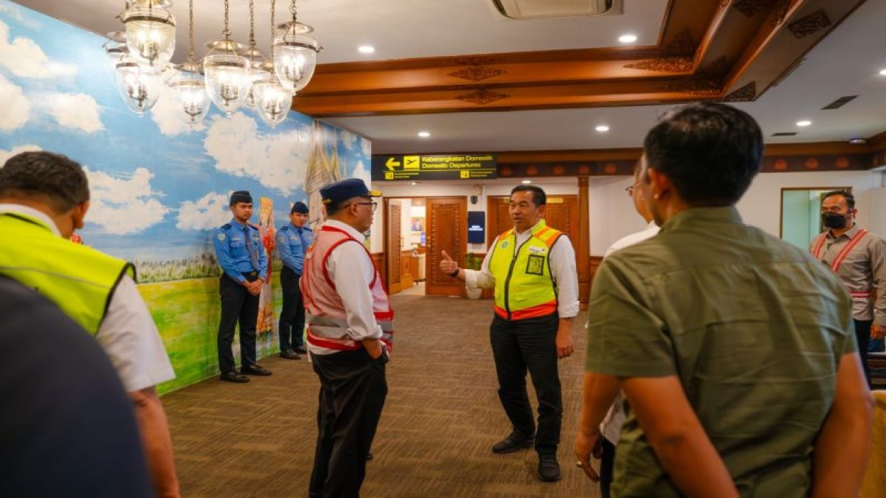 President Director AP II Muhammad Awaluddin saat mendampingi Menteri Perhubungan Budi Karya Sumadi meninjau kesiapan fasilitas bandara untuk menyambut KTT ASEAN 2023. ANTARA/Azmi Syamsul Ma'arif