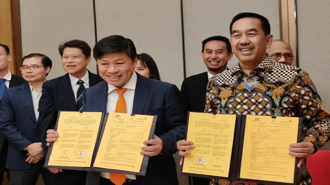 Direktur Utama Angkasa Pura II Muhammad Awaluddin (kanan) dan Founding Chairman Sovico Group DR Nguyen Thanh Hung saat penandatanganan nota kesepahaman (MoU) di Jakarta, Senin (4/9/2023) terkait dengan pengembangan bandara dan ekspansi jaringan penerbangan. ANTARA/HO-Angkasa Pura II