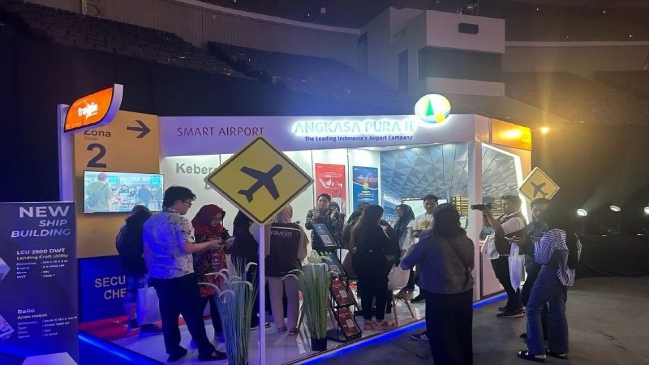 PT Angkasa Pura (AP) II membuat booth berkonsep Smart Airport untuk menampilkan sejumlah fasilitas terbaru dan modern pada ajang pameran Hub Space, di Jakarta Convention Center pada 29 September hingga 1 Oktober 2023. ANTARA/HO-AP II