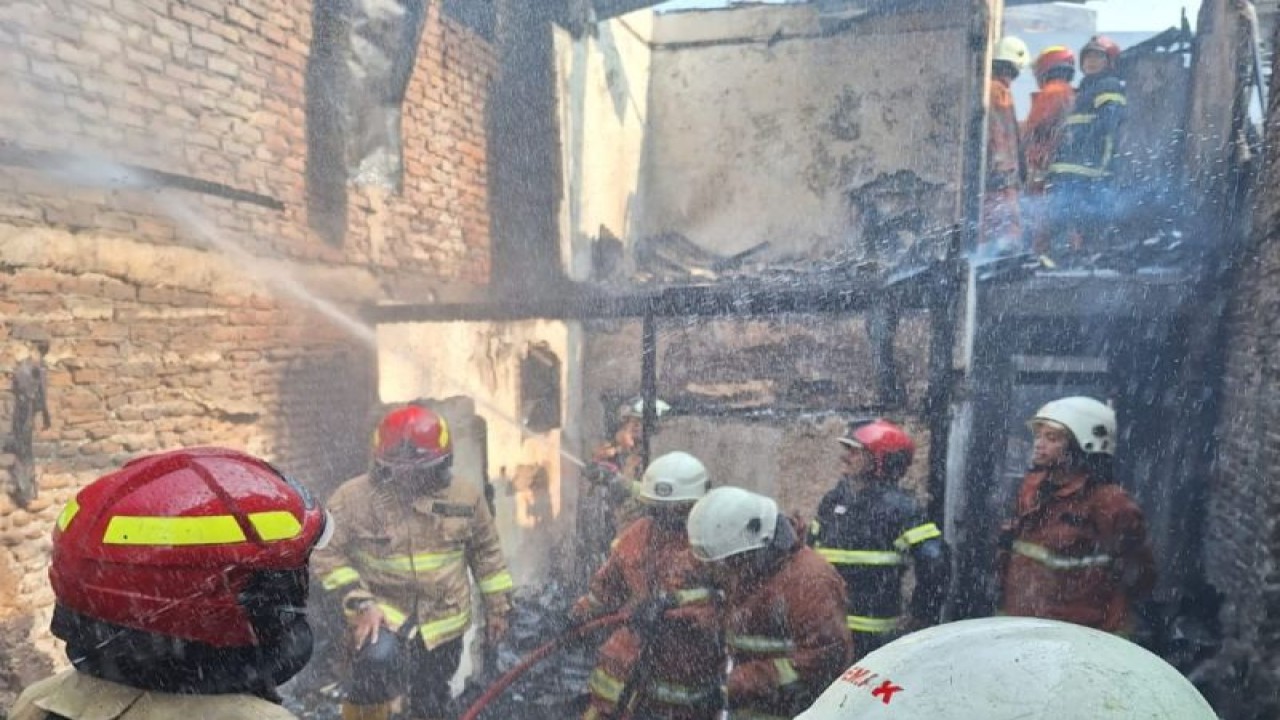 Foto Arsip- Sejumlah petugas pemadaman kebakaran saat memadamkan api di salah satu rumah yang terbakar di Kota Surabaya beberapa waktu lalu. (ANTARA/HO-Diskominfo Surabaya)