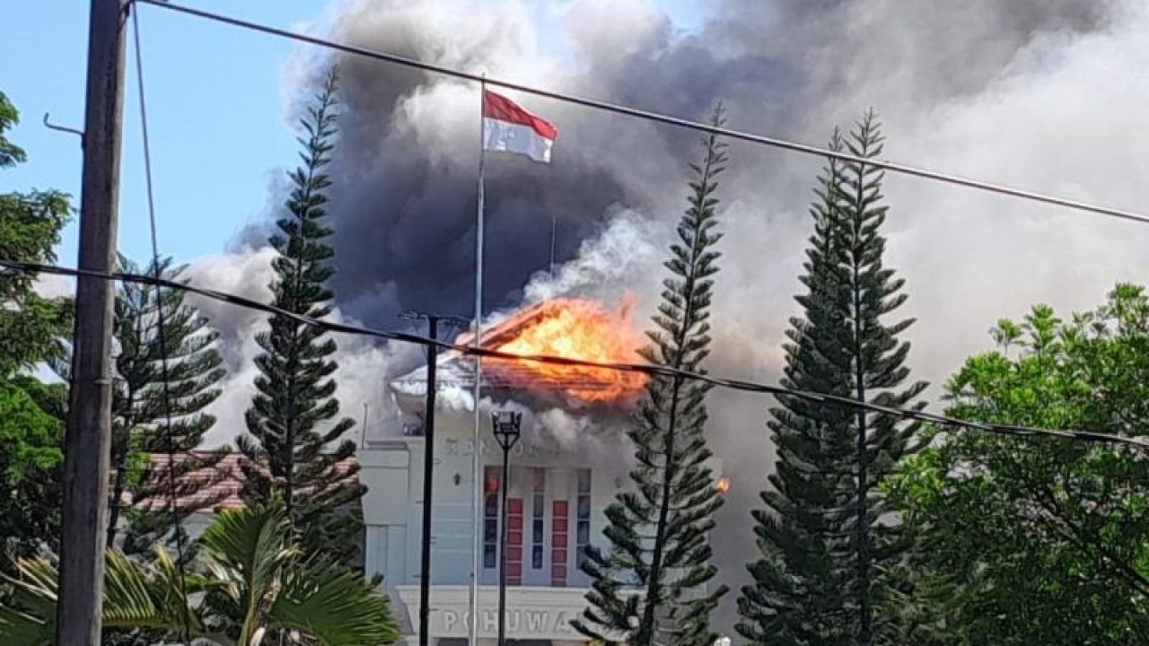 Api membakar Kantor Bupati Pohuwato saat demonstrasi penambang di Kabupaten Pohuwato, Gorontalo, Kamis (21/9/2023). ANTARA/HO