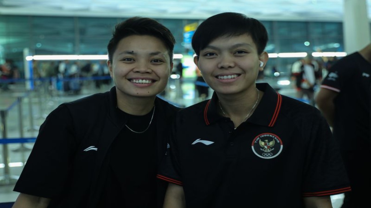 Ganda putri Apriyani Rahayu/Siti Fadia Silva Ramdhanti saat akan bertolak ke Hangzhou, China, demi mengikuti ajang Asian Games 2022, Senin. (ANTARA/HO-PP PBSI)