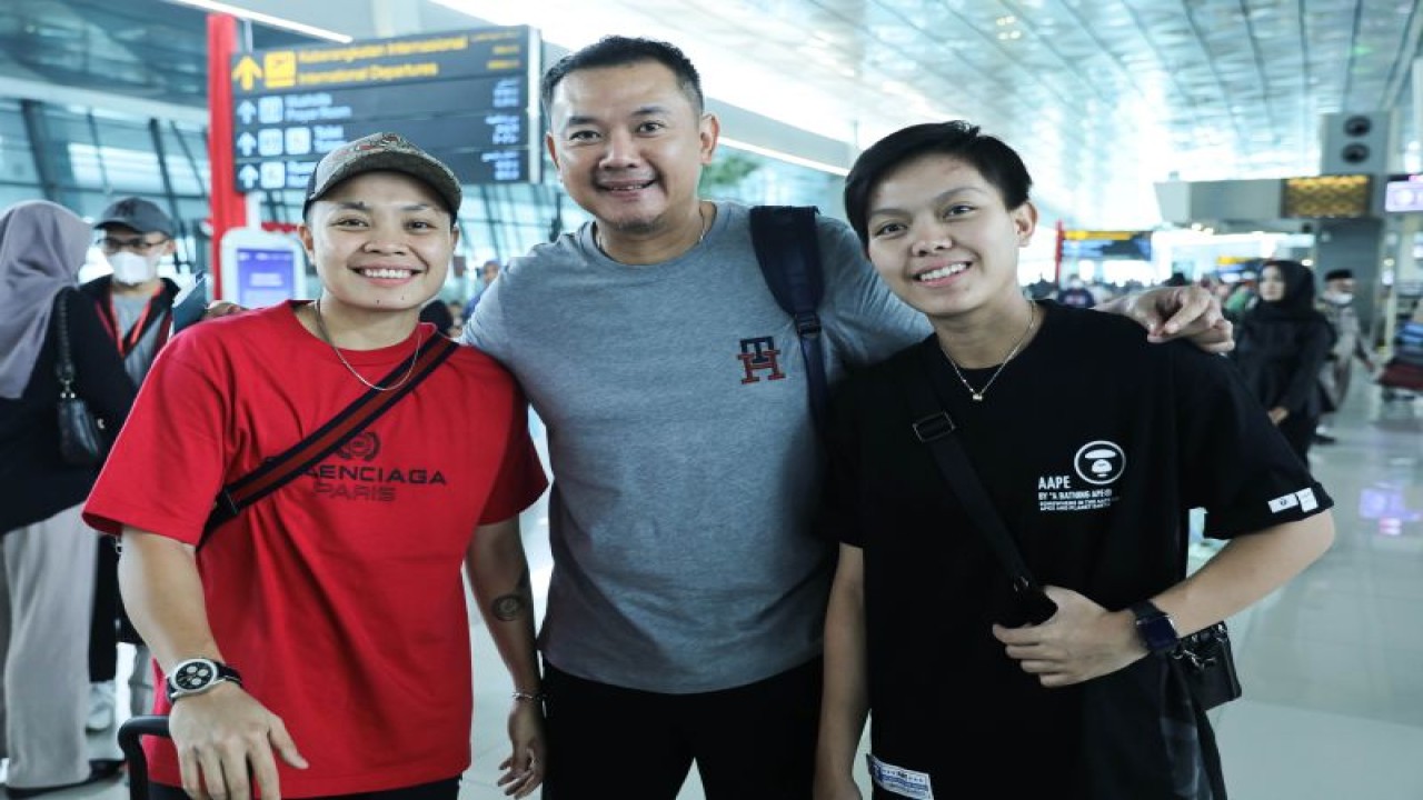 Ganda putri Apriyani Rahayu/Siti Fadia Silva Ramadhanti bersama pelatih Eng Hian (tengah) jelang keberangkatan mengikuti turnamen BWF Super 1000 China Open di Changzhou, 5-10 September 2023. (ANTARA/HO-PP PBSI)
