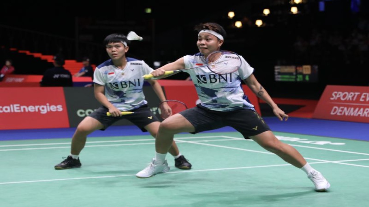 Pasangan ganda putri Indonesia Apriyani Rahayu/Siti Fadia Silva Ramadhanti saat berlaga di babak 16 besar Kejuaraan Dunia Bulu Tangkis 2023 di Denmark, Kamis (24/8/2023). (ANTARA/HO/PBSI)