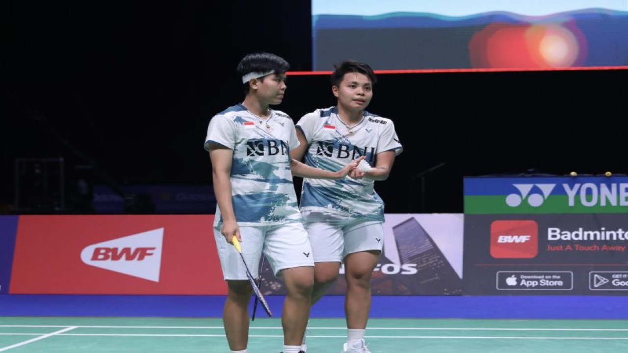 Pasangan ganda putri Indonesia Apriyani Rahayu/Siti Fadia Silva Ramadhanti saat berlaga di babak perempat final Kejuaraan Dunia Bulu Tangkis 2023 di Denmark, Jumat (25/8/2023). (ANTARA/HO/PBSI)