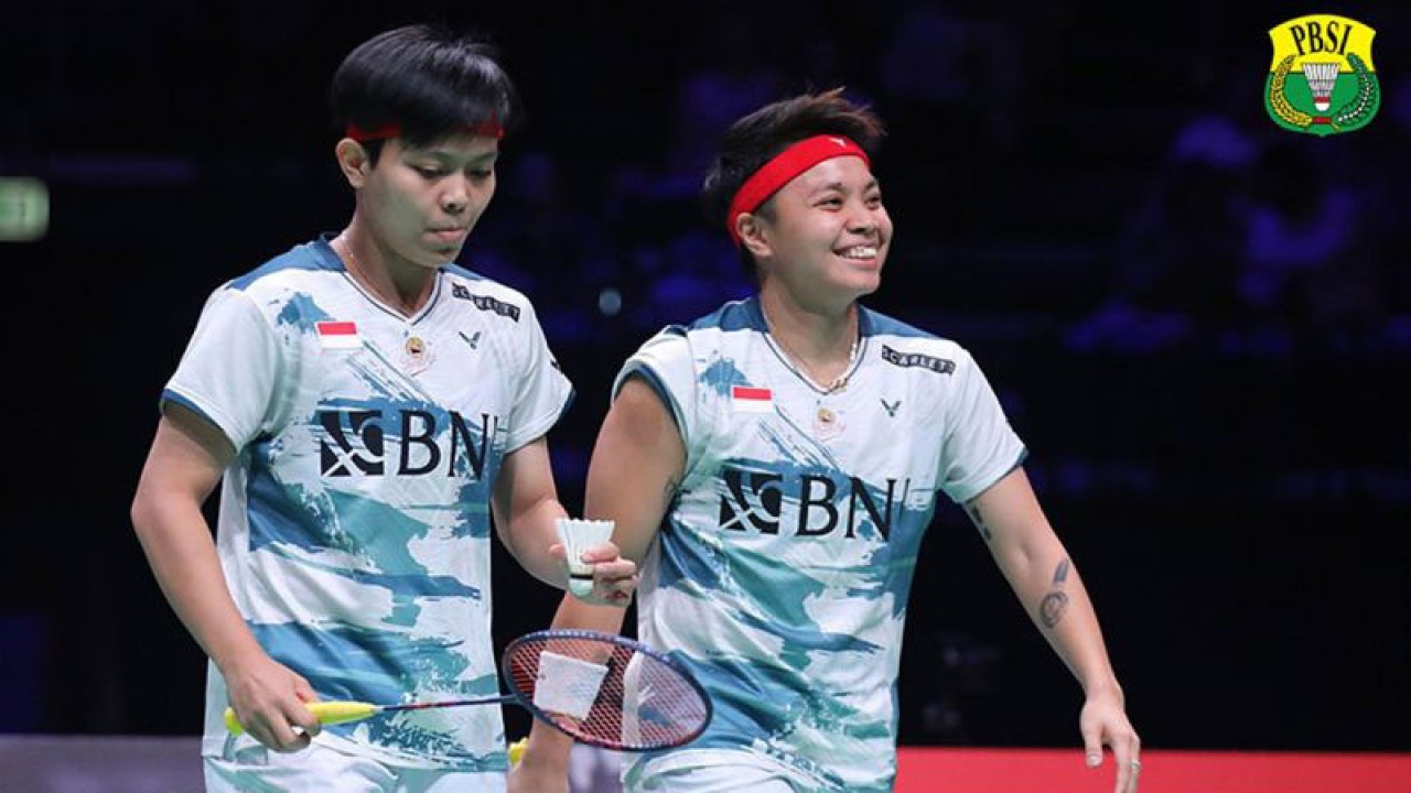 Pasangan ganda putri Indonesia Apriyani Rahayu/Siti Fadia Silva Ramadhanti meraih medali perak pertama dalam 28 tahun bagi ganda putri Indonesia pada ajang Kejuaraan Dunia BWF 2023 yang berlangsung di Copenhagen, Denmark, Minggu (27/8/2023, 7:18 PM,Aug 27, 2023). ANTARA/Twitter/@INABadminton/pri.