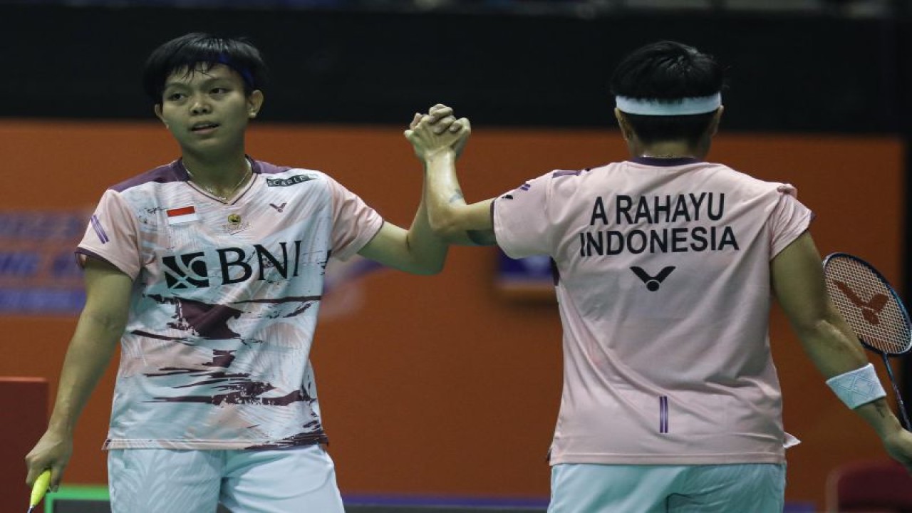 Ganda putri Apriyani Rahayu/Siti Fadia Silva Ramadhanti berpose usai memenangkan babak perempat final Hong Kong Open 2023 di Kowloon, Jumat. (ANTARA/HO-PP PBSI)