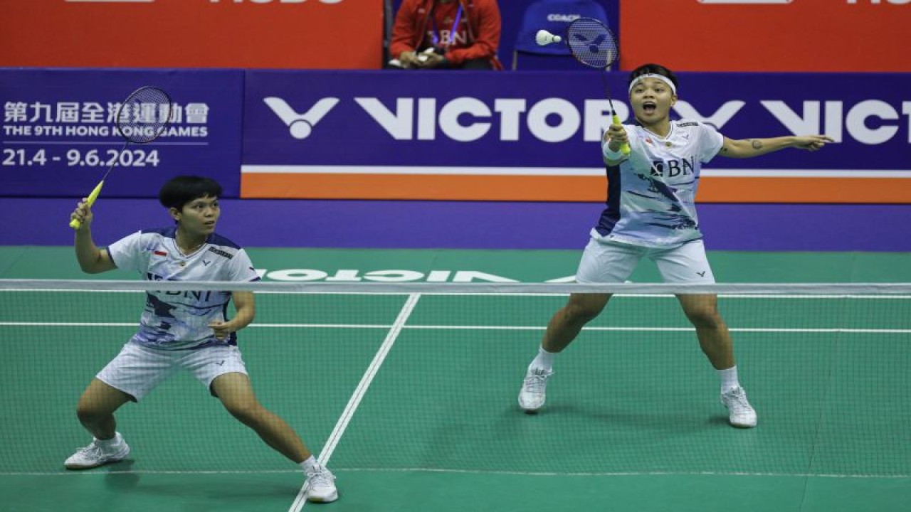 Ganda putri Indonesia Apriyani Rahayu/Siti Fadia Silva Ramadhanti mengatasi perlawanan pasangan Treesa Jolly/Gayatri Gopichand Pullela (India) pada babak 16 besar Hong Kong Open 2023 dengan dua gim langsung 21-8, 21-14, Kamis. (ANTARA/HO-PP PBSI)