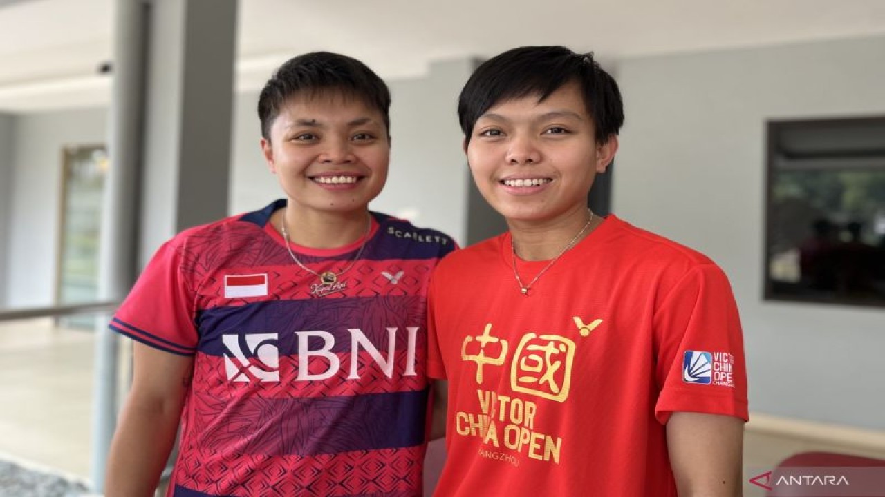 Pasangan ganda putri Indonesia Apriyani Rahayu/Siti Fadia Silva Ramadhanti saat dijumpai di Pelatnas PBSI Cipayung, Jakarta Timur, Rabu (20/9/2023). (ANTARA/Arnidhya Nur Zhafira)