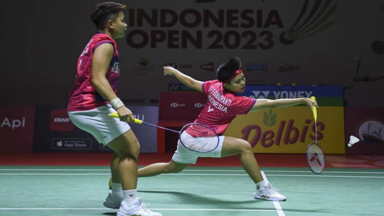 Arsip - Pebulu tangkis ganda putri Indonesia Siti Fadia Silva Ramadhanti (kanan) dan Apriyani Rahayu (kiri) mengembalikan kok ke arah lawannya ganda putri Kanada Catherine Choi dan Josephine Wu dalam babak 16 besar turnamen Indonesia Open 2023 di Istora Senayan, Jakarta, Kamis (15/6/2023). ANTARA FOTO/M Risyal Hidayat/rwa.