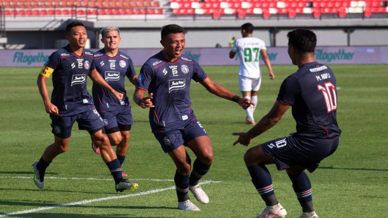 Pesepak bola Arema FC Dedik Setiawan (tengah) bersama rekan setimnya berselebrasi usai mencetak gol ke gawang Persikabo 1973 dalam pertandingan BRI Liga 1 di Stadion Kapten I Wayan Dipta, Gianyar, Bali, Senin (28/8/2023). ANTARA FOTO/Nyoman Hendra Wibowo/hp.