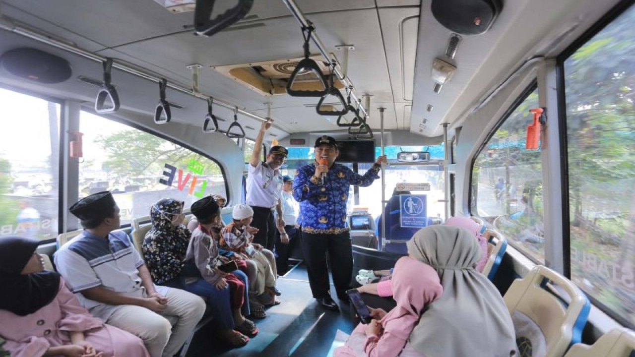 Wali Kota Tangerang Arief R Wismansyah naik bus jawara bersama anak yatim usai peluncuran aplikasi Abang Jawara di Kantor Dishub Kota Tangerang, Senin (18/9/2023). (ANTARA/HO-Pemkot Tangerang).