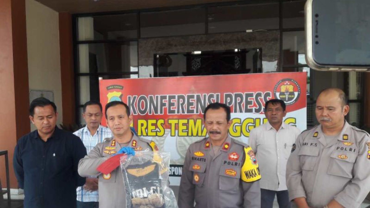 Kapolres Temanggung AKDP Ary Sudrajat menunjukkan barang bukti kasus penganiayaan santri di Pringsurat, Kabupaten Temanggung, Senin (12/9/23). ANTARA/Heru Suyitno