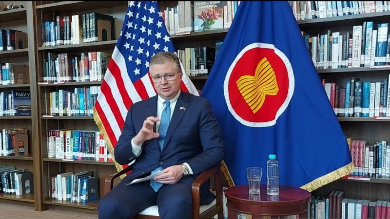 Arsip -Asisten Menteri Luar Negeri Amerika Serikat (AS) untuk Urusan Asia Timur dan Pasifik Daniel J. Kritenbrink dalam konferensi pers di Kedutaan AS di Jakarta, Rabu (8/3/2023). (ANTARA/Katriana)