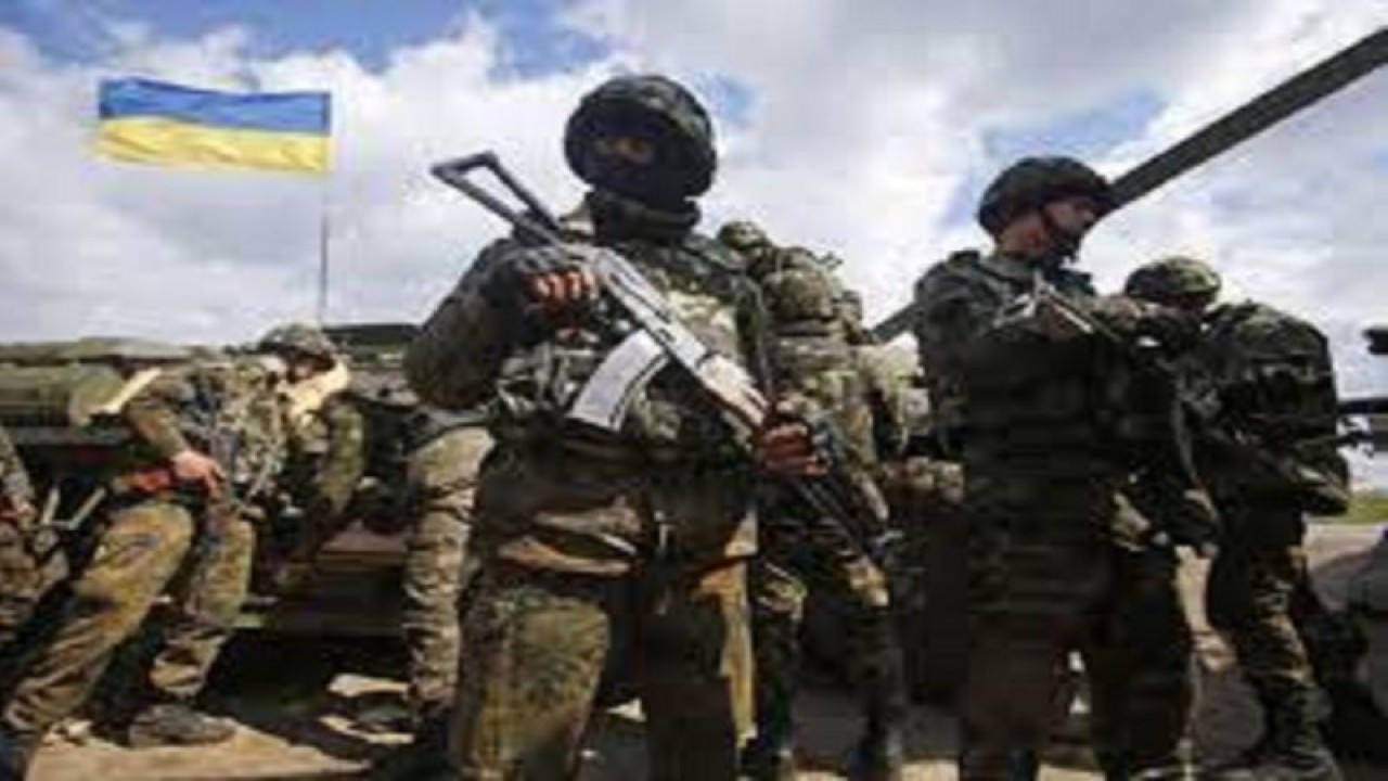 Foto asip - Tentara Ukraina saat operasi antiterorisme di Ukraina Timur pada 27 Oktober 2015. (Kementerian Pertahanan Ukraina via Wikimedia Commons)