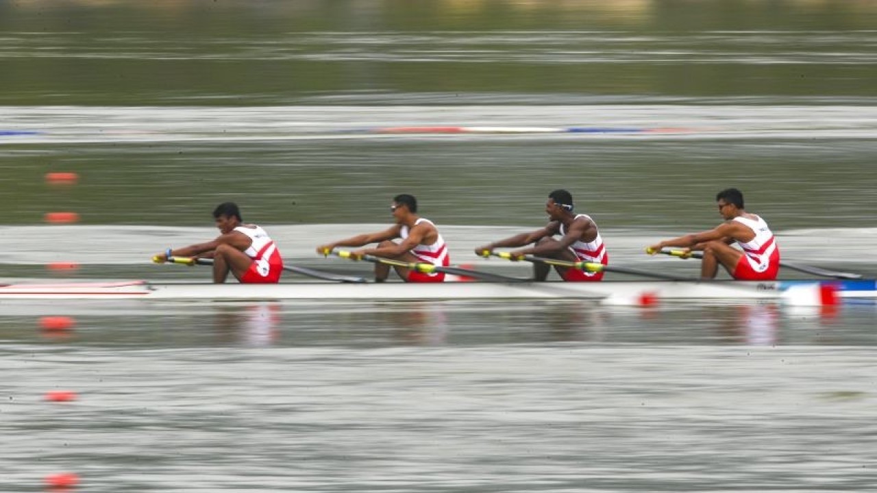 Tim dayung putra Indonesia Ferdiansyah, Asuhan Pattiha, Denri Maulidzar Alghiffari dan Ardi Isadi memacu kecepatan pada final nomor Men's Four Asian Games 2022 di Fuyang Water Sports Center, Hangzhou, China, Senin (25/9/2023). . ANTARA FOTO/M Risyal Hidayat/Spty.
