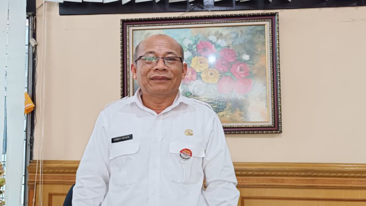 Kepala Dinas Lingkungan Hidup Sumbar, Asben Hendri. (ANTARA/Miko Elfisha)