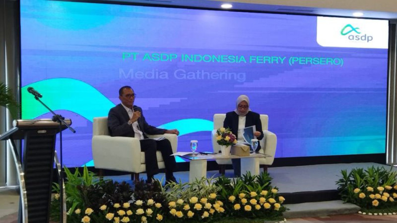 Direktur Komersial dan Pelayanan ASDP Yusuf Hadi (kiri) dan Corporate Secretary ASDP Shelvy Arifin saat media gathering di Kantor Pusat ASDP,  Jakarta, Rabu (27/9/2023). ANTARA/Benardy Ferdiansyah