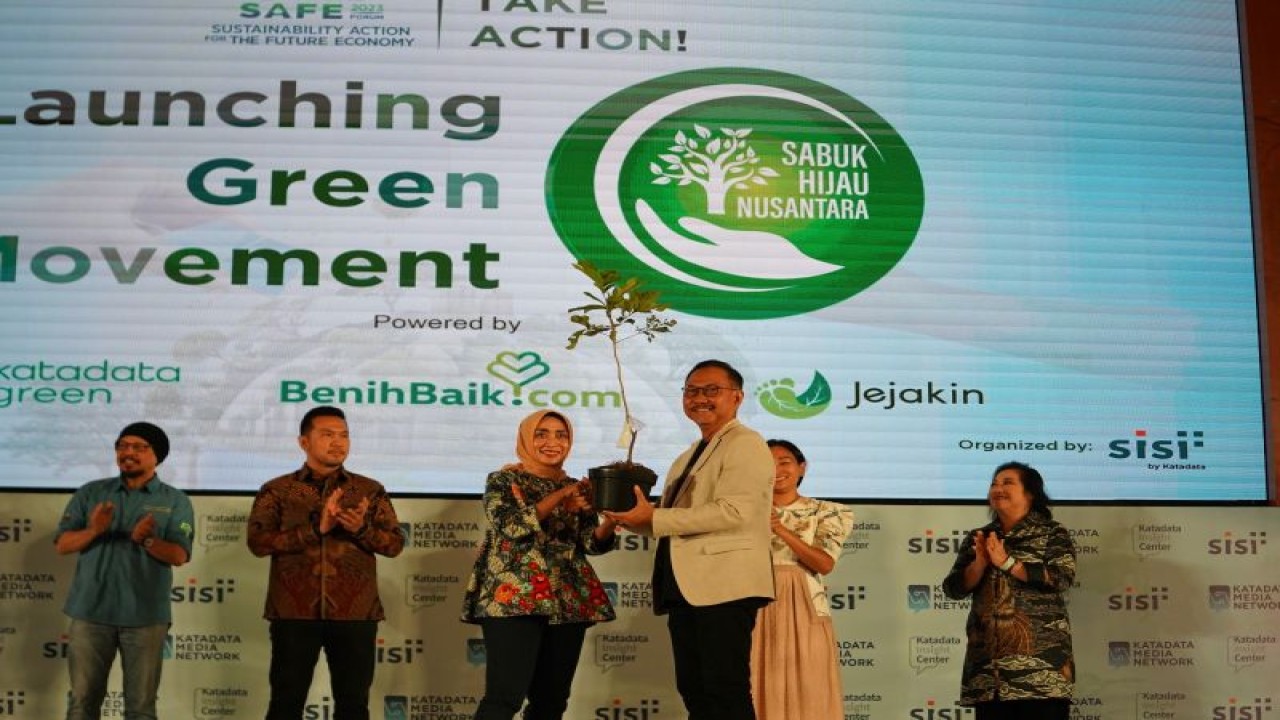 Direktur Utama ASDP Ira Puspadewi (kiri) saat kegiatan Green Movement: Sabuk Hijau Nusantara di Jakarta, Selasa (26/9/2023). ANTARA/HO-ASDP