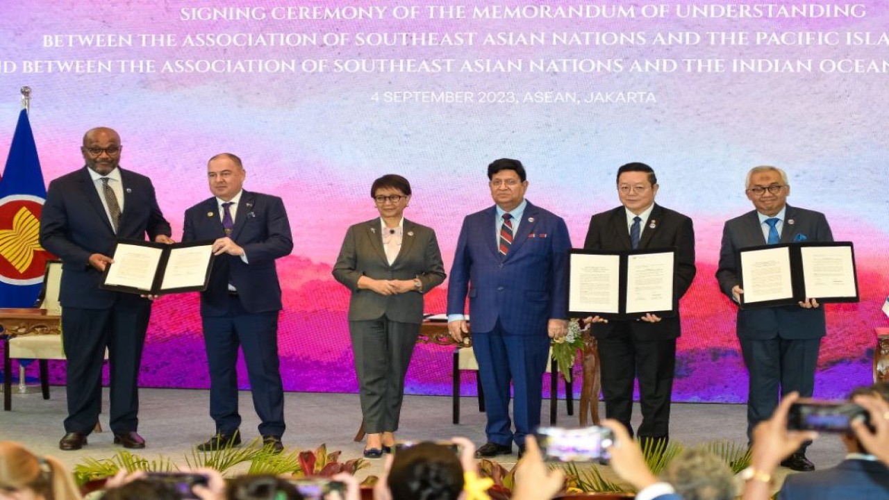 (Dari kiri) Deputi Sekjen Pacific Islands Forum (PIF) Esala Nayasi, Menlu Cook Islands Mark Brown, Menlu Retno Marsudi, Menlu Bangladesh AK Abdul Momen, Sekjen ASEAN Kao Kim Hourn dan Sekjen IORA Salman Al Farisi menunjukkan nota kesepahaman antara Sekretariat ASEAN dengan IORA dan PIF di Gedung Sekretariat ASEAN Jakarta, Senin (4/9/2023). (Foto: Media Center KTT ASEAN 2023/Rommy Pujianto/foc)