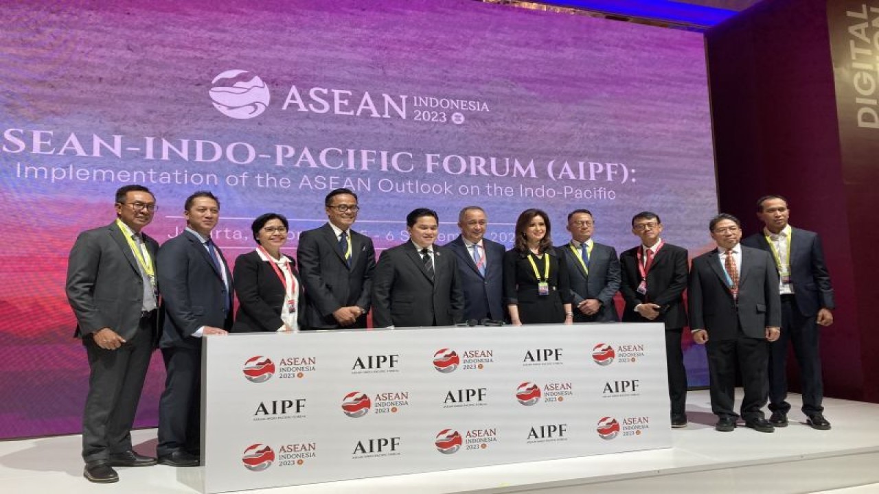Menteri BUMN Erick Thohir berfoto bersama usai kegiatan Forum ASEAN-Indo-Pasifik (AIPF) di Jakarta, Selasa (5/9/2023). (ANTARA/Imamatul Silfia)
