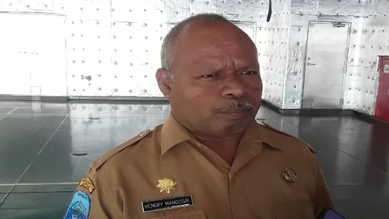 Asisten 1 Sekretaris Daerah Kabupaten Supiori,Papua Hengky Mandosir.ANTARA/Muhsidin