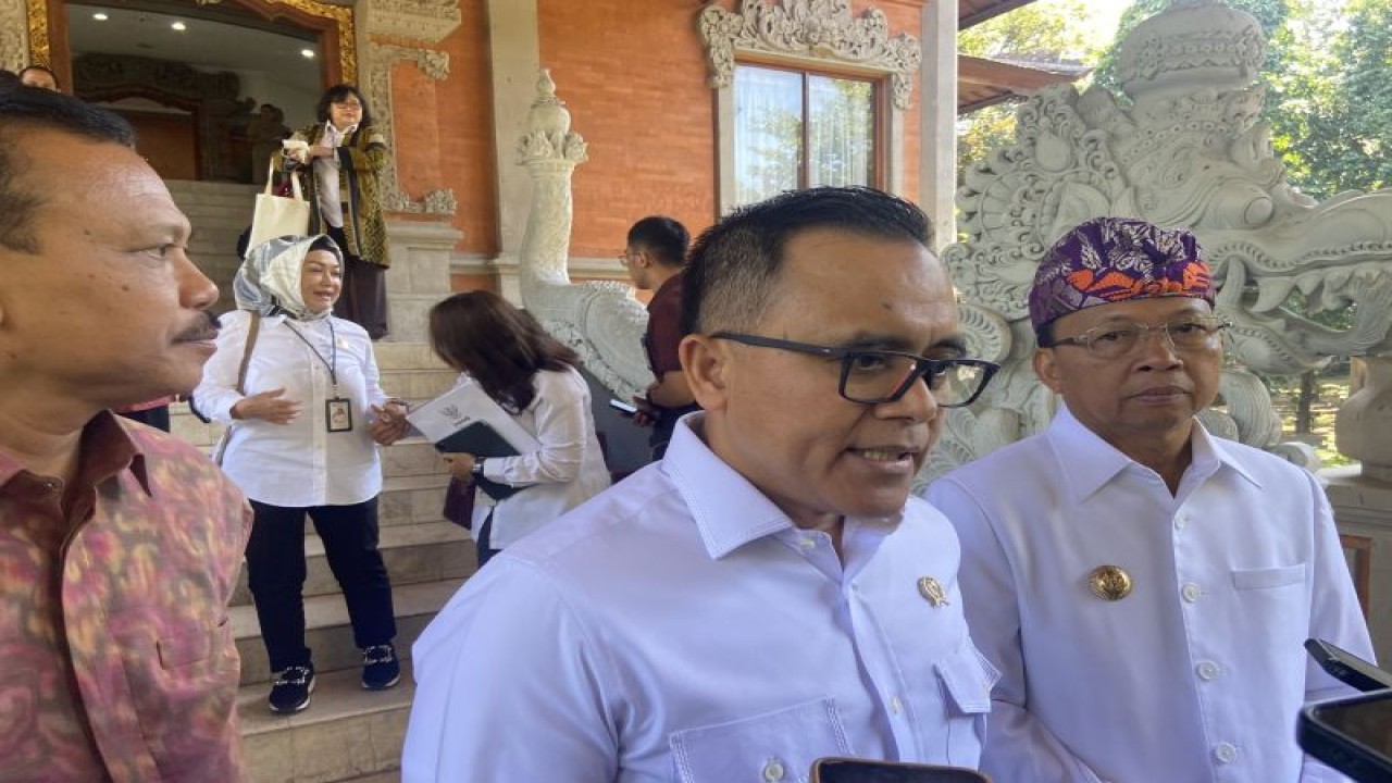 Menpan RB Abdullah Azwar Anas saat menyampaikan keterangan di Denpasar, Bali, Senin (4/9/2023). (ANTARA/Ni Putu Putri Muliantari)