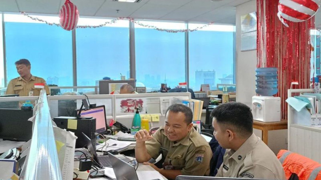Suasana hari pertama penerapan kebijakan bekerja dari kantor (work from office/WFO) sebanyak 50 persen di ruangan Badan Kepegawaian Daerah (BKD) DKI Jakarta di Balai Kota DKI, Jakarta Pusat, Senin (21/8/2023). ANTARA/Siti Nurhaliza